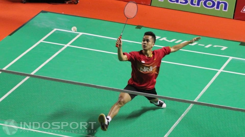 Pebulutangkis pelatnas, Anthony Sinisuka Ginting berhasil mengalahkan pebulutangkis sesama pelatnas, Resky Aureza Megananda 21-17 dan 21-17 pada babak II Kejuaraan Nasional PBSI 2015 di Tennis Indoor%2 Copyright: &copy; Herry Ibrahim/INDOSPORT